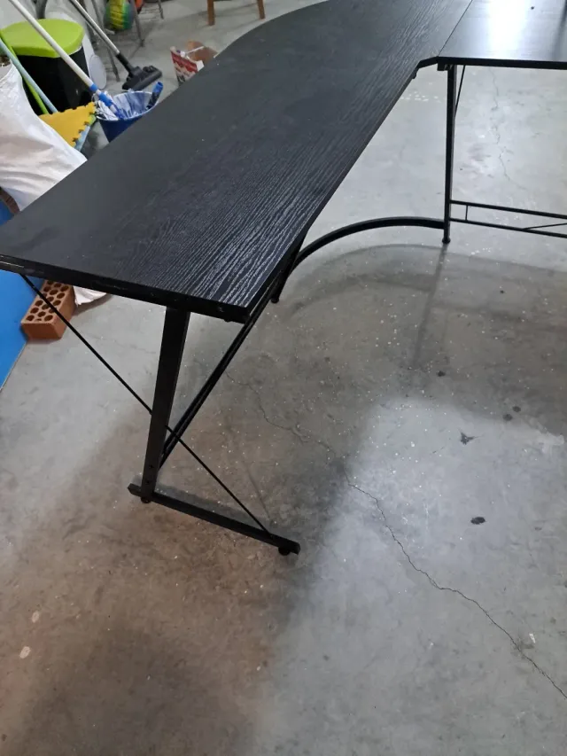 Escritorio negro en L