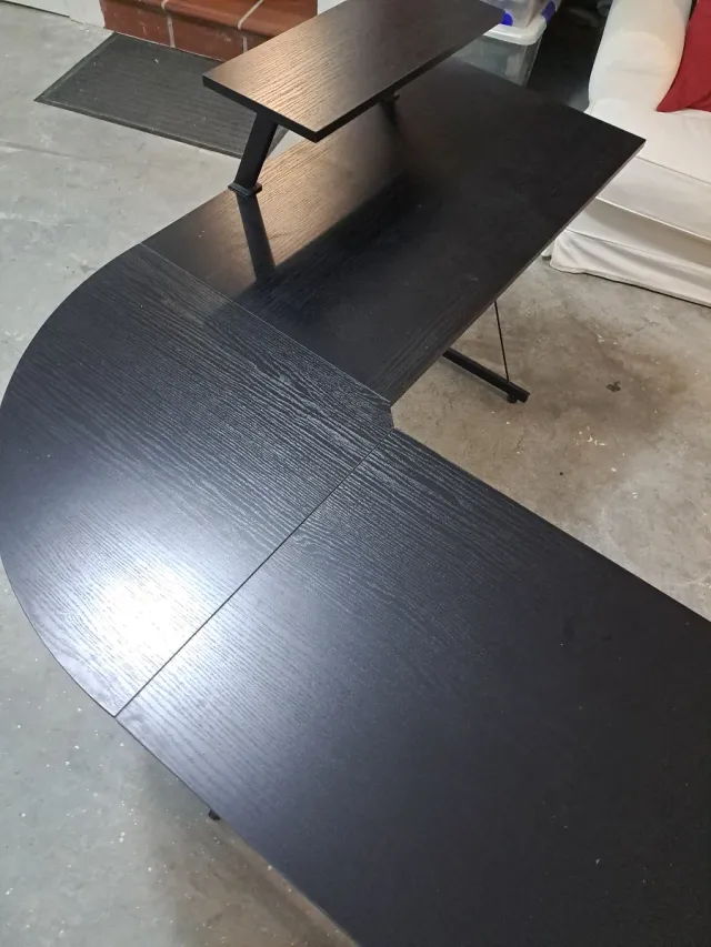 Escritorio negro en L