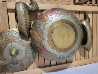 Conjunto figuras patos y caja bronce