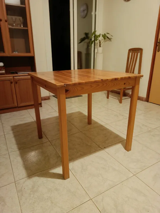 Tavolo da pranzo quadrato in pino