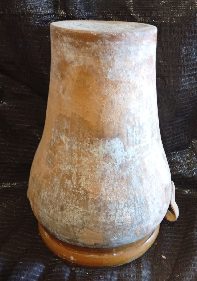 Tinaja de terracota beige y marrón