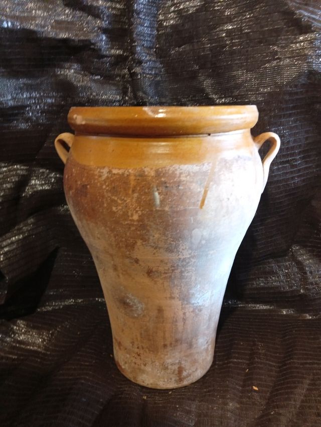 Tinaja de terracota beige y marrón