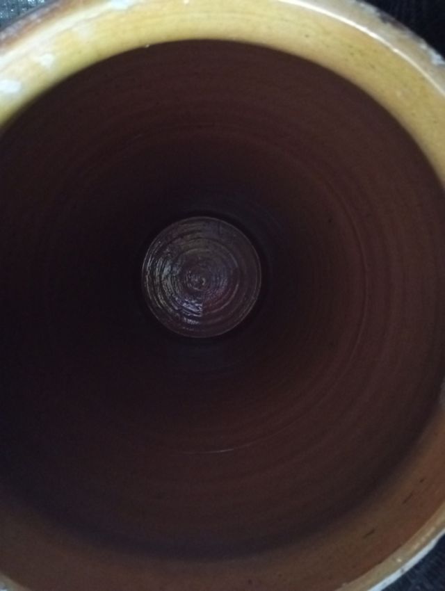 Tinaja de terracota beige y marrón