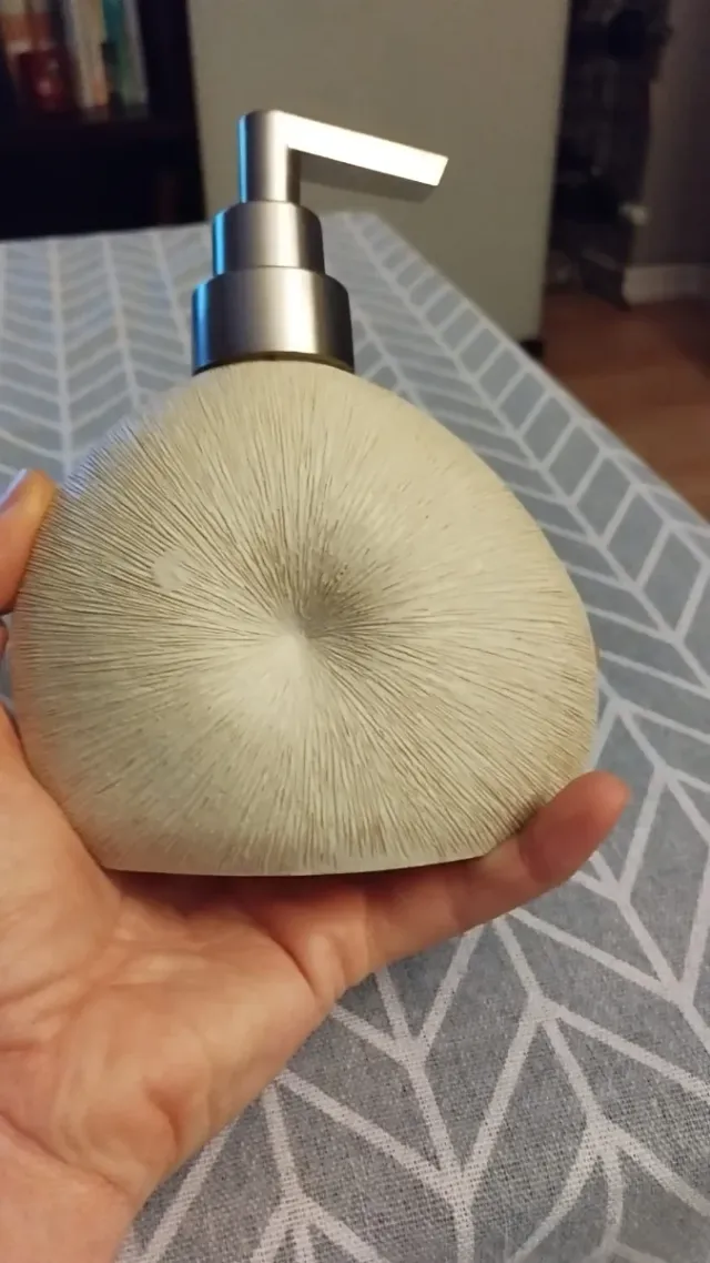 Dispensador de jabón beige y plateado