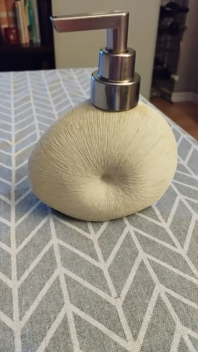 Dispensador de jabón beige y plateado