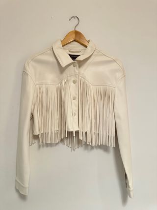 Chaqueta blanca con flecos
