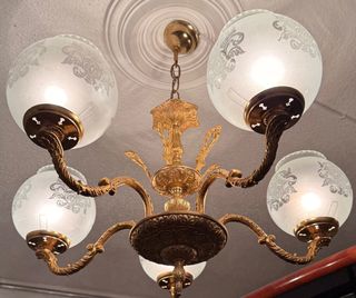 Lámpara de techo antigua dorada