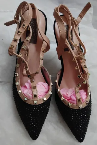 Zapatos Stiletto Negros con Tachuelas Doradas