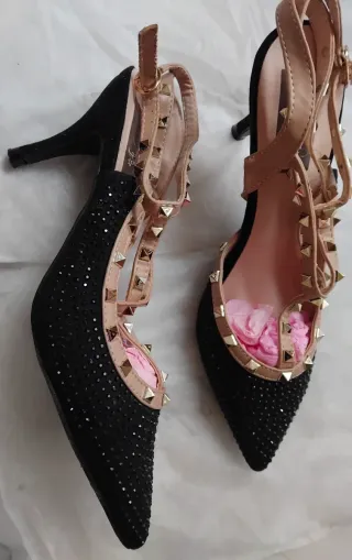 Zapatos Stiletto Negros con Tachuelas Doradas