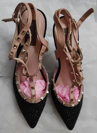 Zapatos Stiletto Negros con Tachuelas Doradas