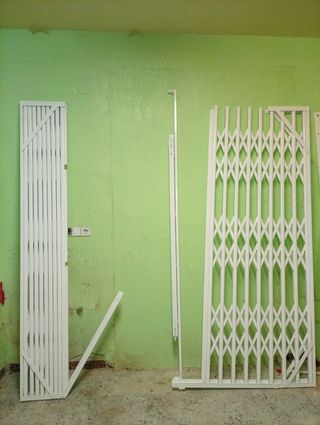 Rejas de seguridad metálicas blancas