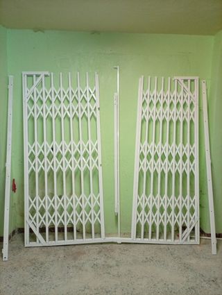 Rejas de seguridad metálicas blancas