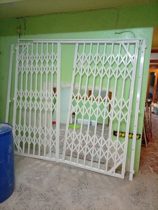 Rejas de seguridad metálicas blancas