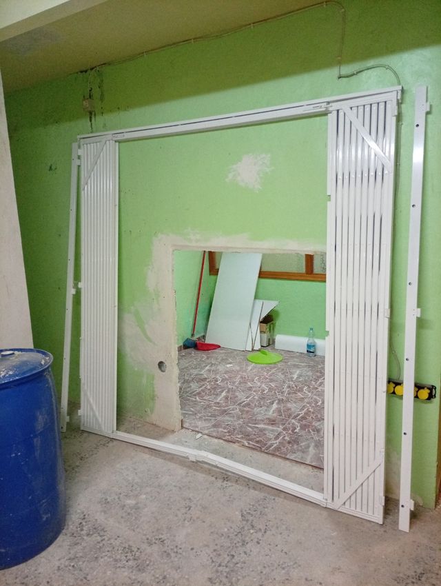 Rejas de seguridad metálicas blancas