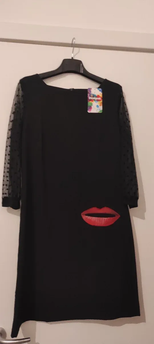 Abito Desigual nero con labbra rosse