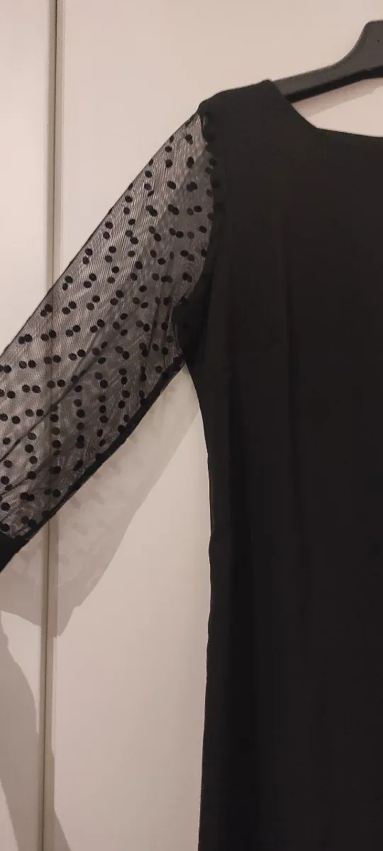 Abito Desigual nero con labbra rosse