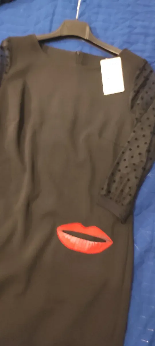 Abito Desigual nero con labbra rosse