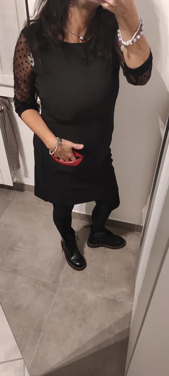 Abito Desigual nero con labbra rosse