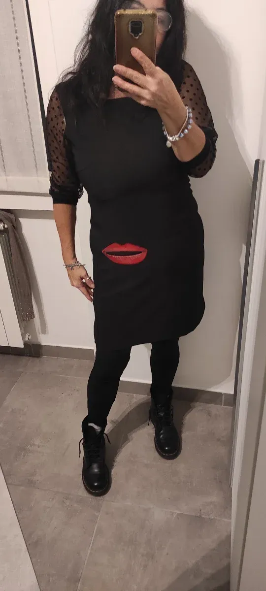 Abito Desigual nero con labbra rosse