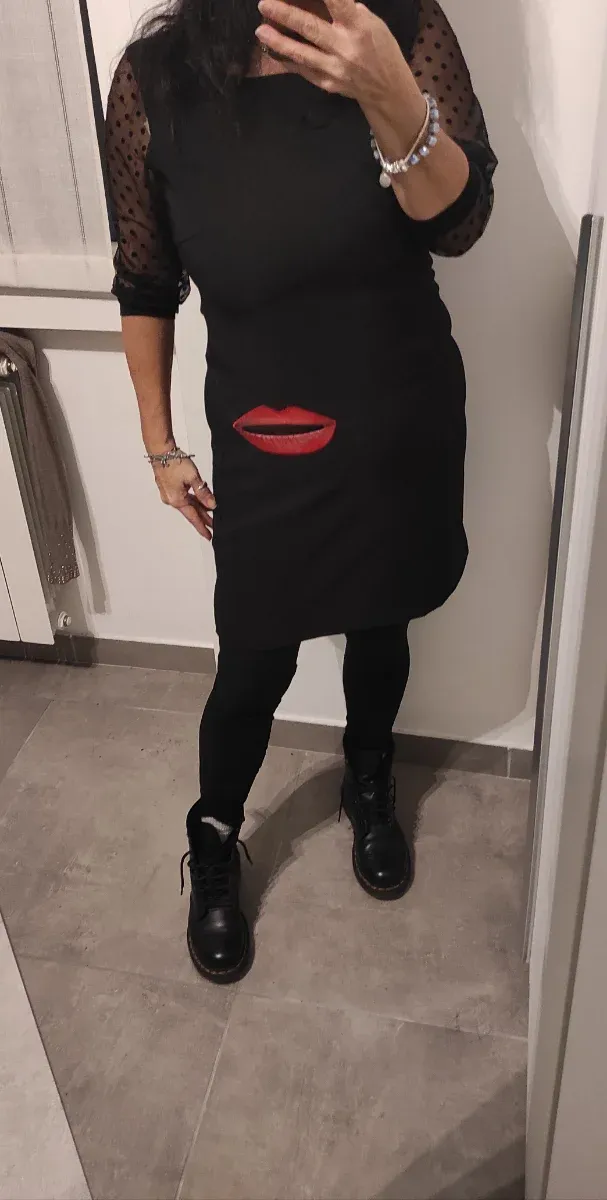 Abito Desigual nero con labbra rosse