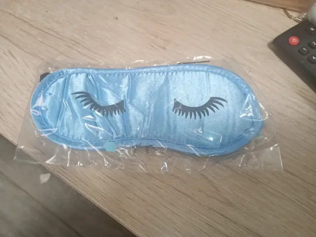 Antifaz azul con pestañas