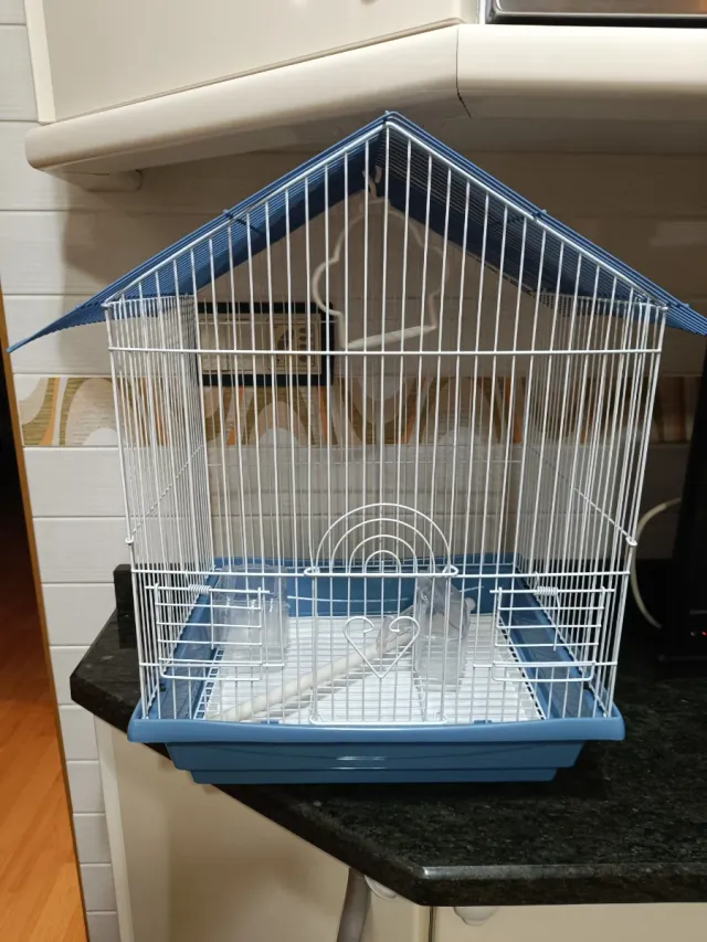 Jaula para pájaros con accesorios