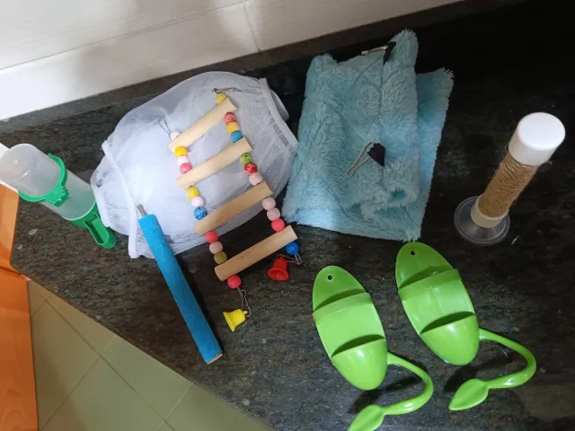 Jaula para pájaros con accesorios