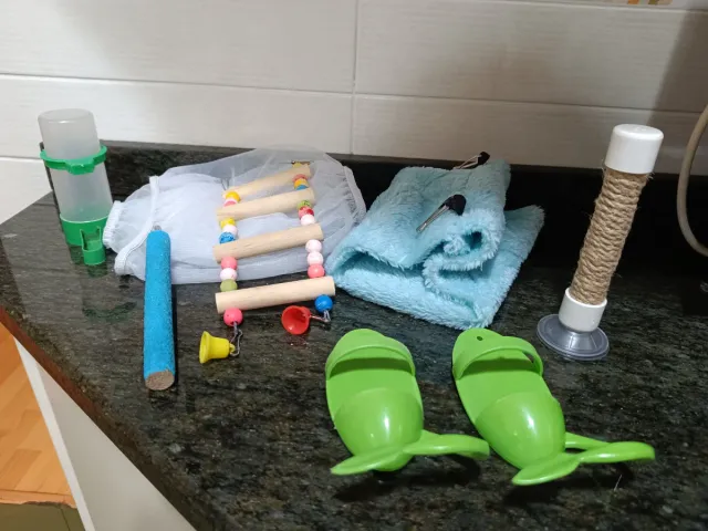 Jaula para pájaros con accesorios