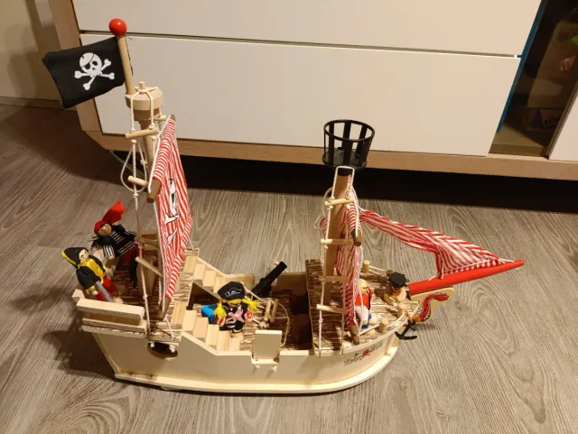 Barco pirata de madera con figuras
