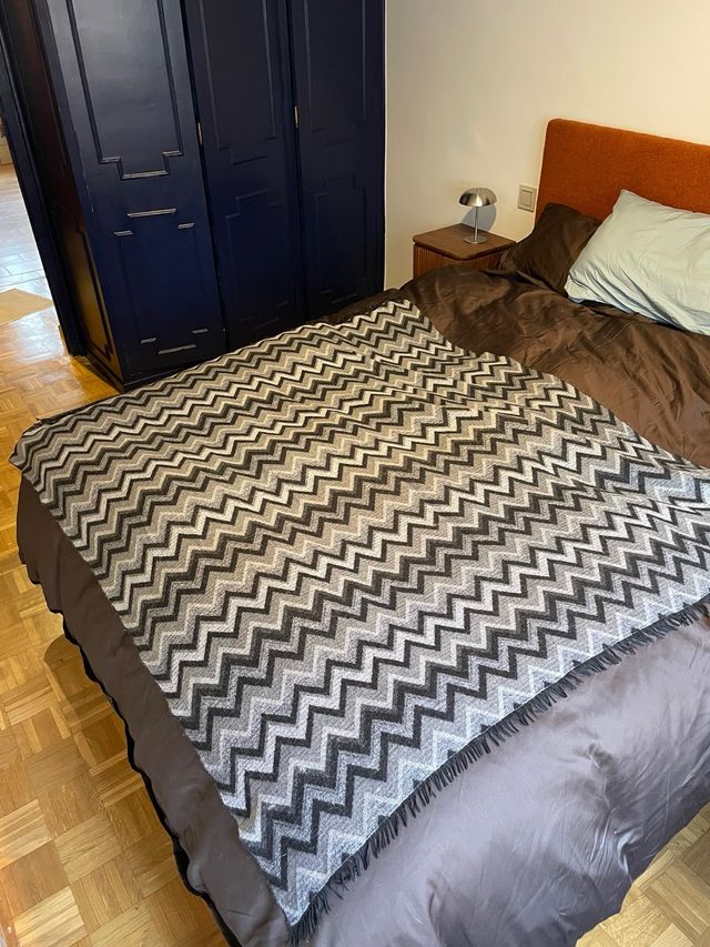 Manta gris estampado geométrico zig zag