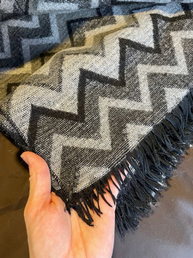 Manta gris estampado geométrico zig zag