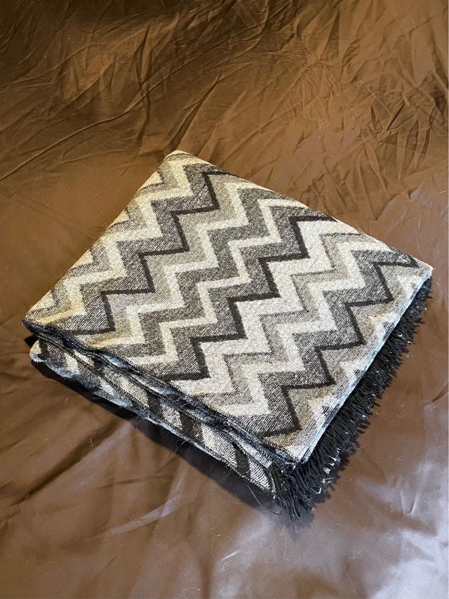 Manta gris estampado geométrico zig zag