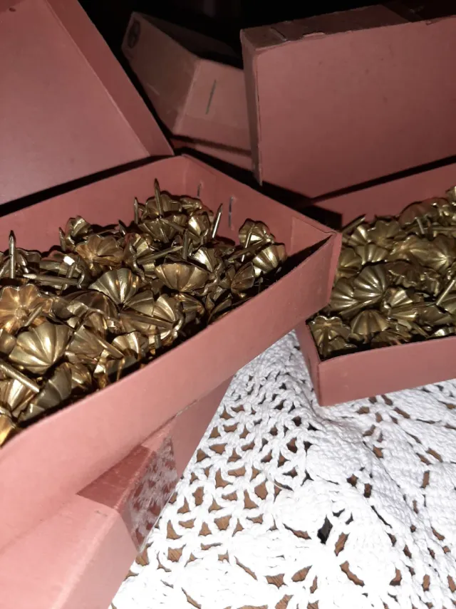 100 Tachuelas Antiguas Doradas Sin Estrenar