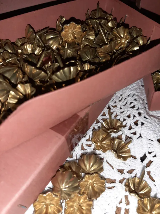 100 Tachuelas Antiguas Doradas Sin Estrenar