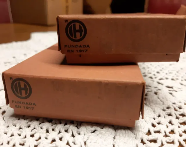 100 Tachuelas Antiguas Doradas Sin Estrenar