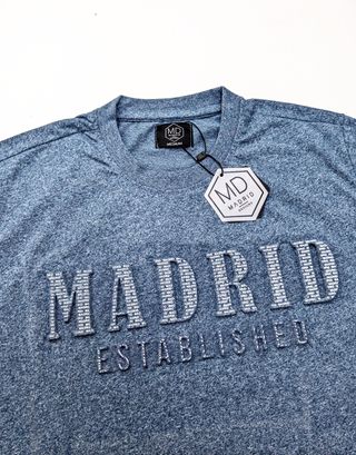 MADRID” en Relieve – Camiseta Azul que Destaca