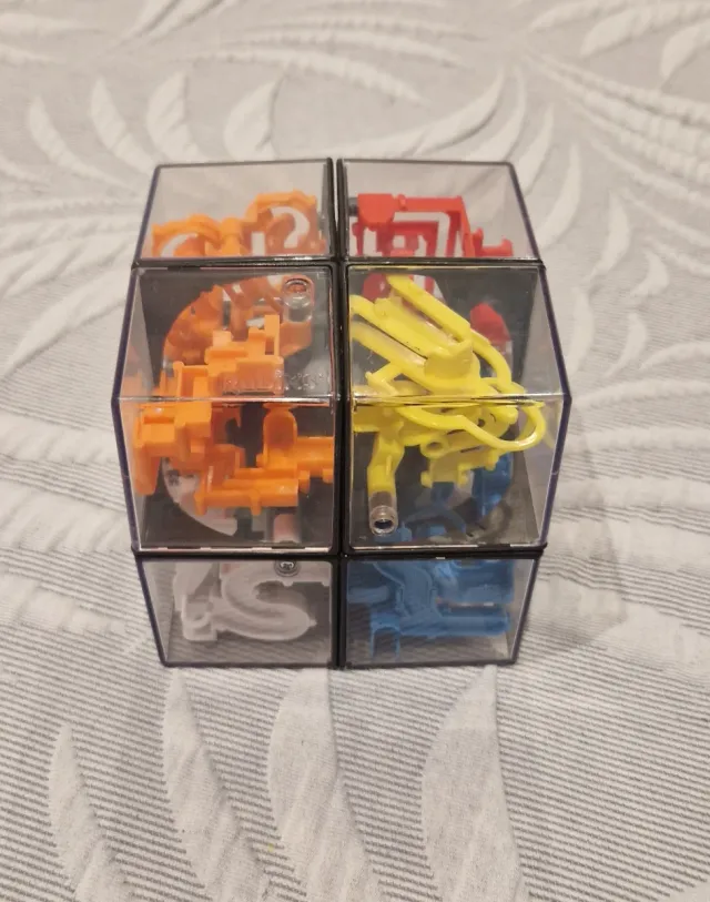 Cubo Rubik con laberintos de colores