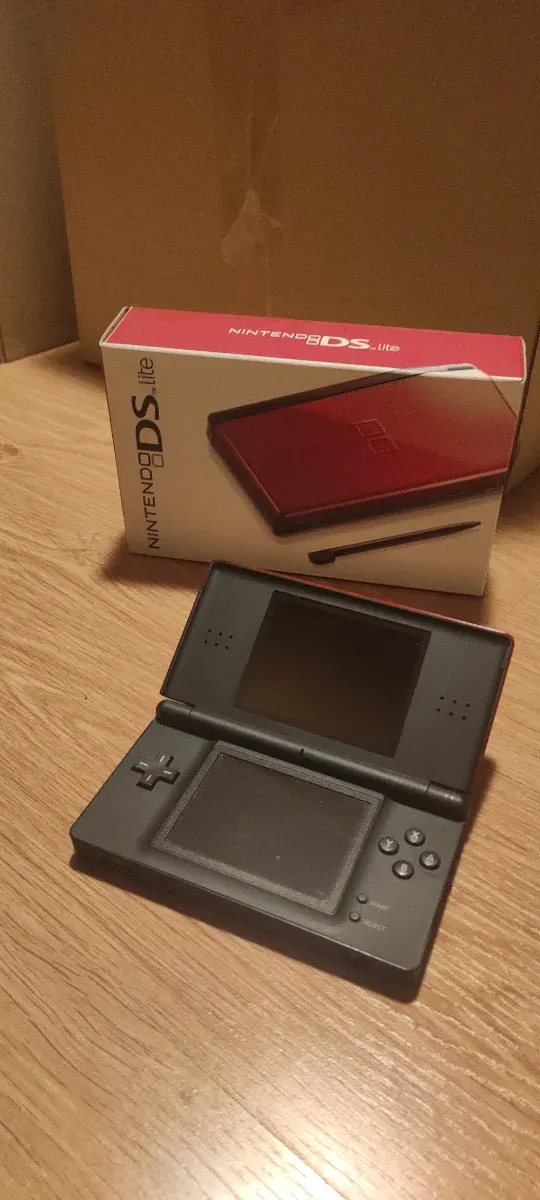 Nintendo DS Lite en su caja