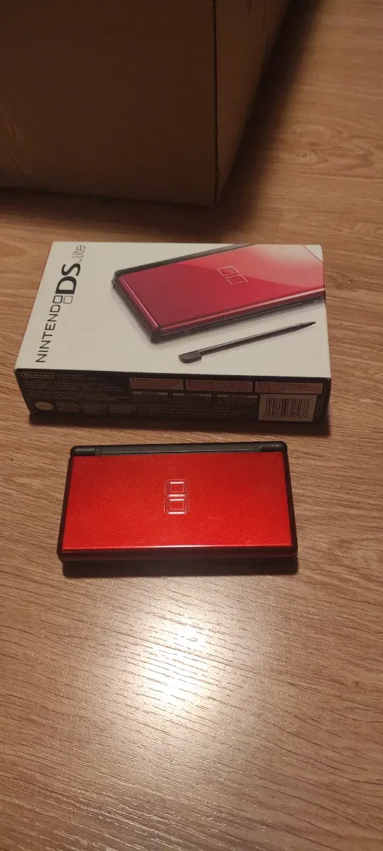 Nintendo DS Lite en su caja