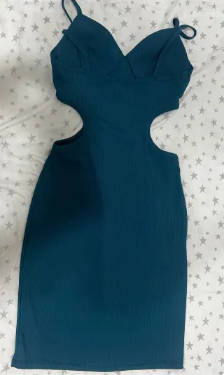 Vestido con cortes laterales