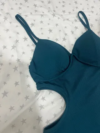 Vestido con cortes laterales