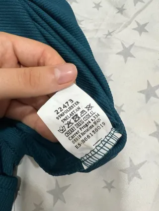 Vestido con cortes laterales