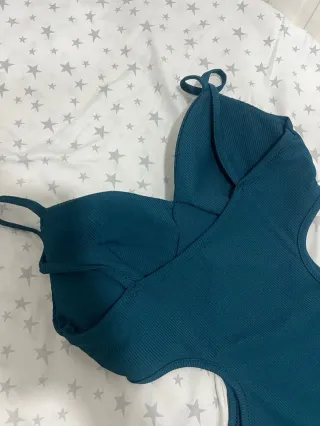 Vestido con cortes laterales