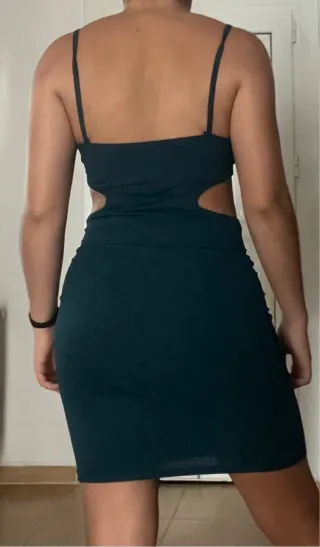 Vestido con cortes laterales