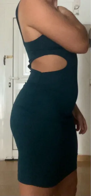 Vestido con cortes laterales