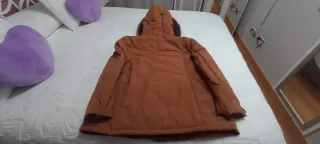 Abrigo marrón con capucha