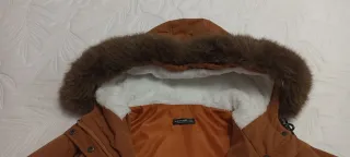 Abrigo marrón con capucha