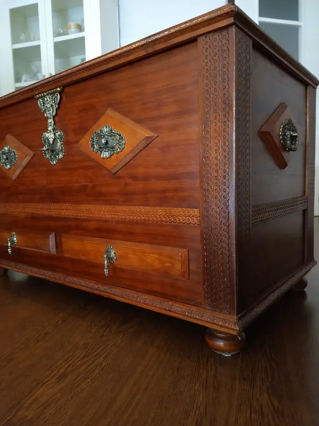 Baule in legno intagliato