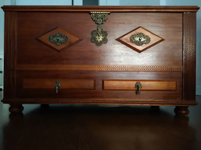 Baule in legno intagliato