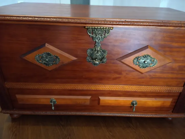 Baule in legno intagliato